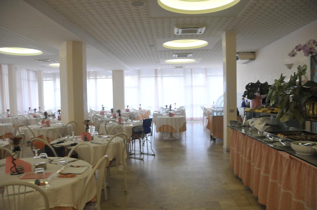 Hotel Embassy Cesenatico Exterior photo